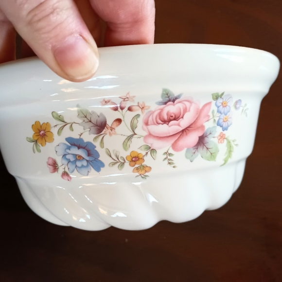 Vintage Ceramic Floral Jello Mould Wall Hanging - Picture 3 of 7